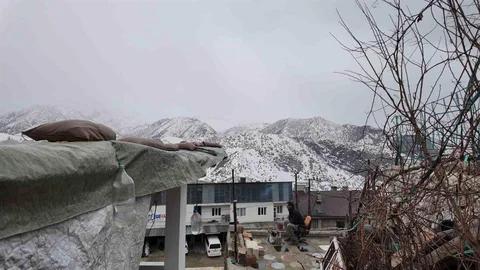 Şırnak'ta Toprak Kayması Sonucu Ev Askıda Kaldı