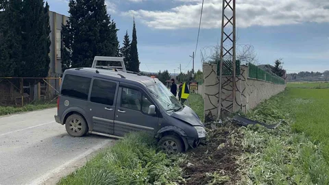 Çorlu'da Elektrik Direğine Çarpan Araç Kazası
