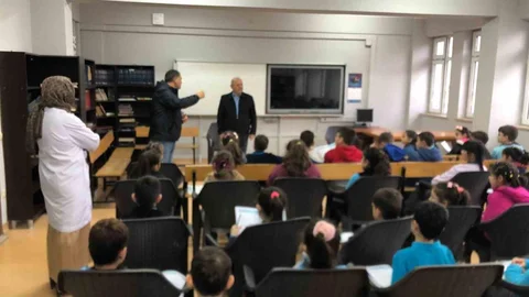 Zonguldak'ta Muhtar Öğrencilere Görevini Anlattı