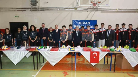 Sivas'ta Vali Şimşek Spor Malzemesi Dağıttı