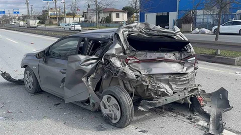 Kocaeli'de Kamyonla Otomobil Çarpıştı