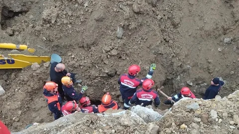 Trabzon'da Göçük Altında Kalan Operatör Kurtarıldı