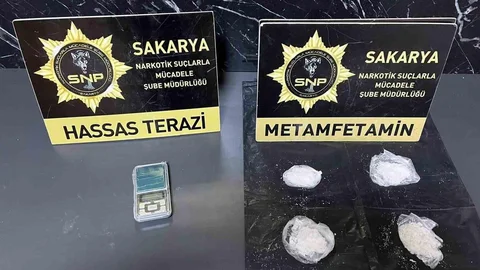 İstanbul'dan Sakarya'ya Uyuşturucu Taşıyanlar Tutuklandı
