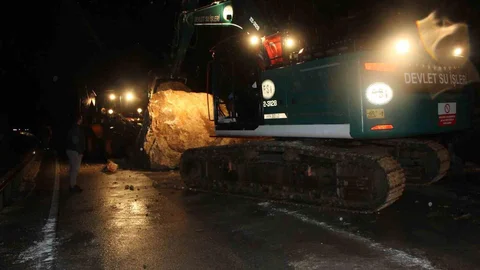 Amasya'da Dev Kaya Parçaları Yola Düştü