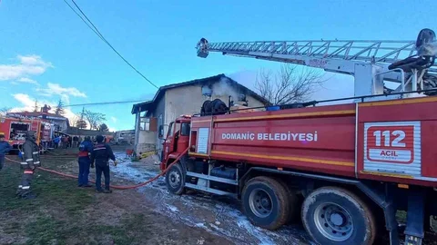 Domaniç'te Çatı Yangını Çıktı