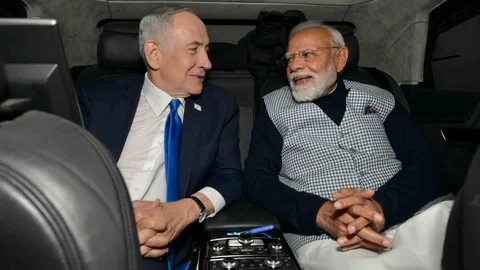 Netanyahu, Modi'yi Hint Kıyafetiyle Karşıladı