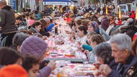 Kuşadası'nda İftar Sofrası Kuruldu
