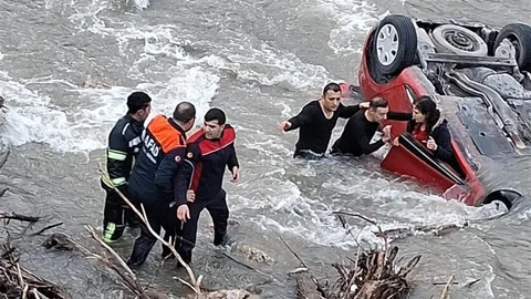 Amasya’da Köprüden Nehre Uçan Araçta Kurtarma Operasyonu