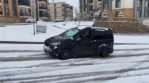 Elazığ'da Kar Yağışı Nedeniyle Araçlar Mahsur Kaldı