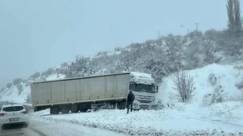 Elazığ'da Tır Kara Saplandı