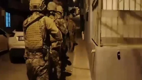 İzmir'de Suç Örgütü Operasyonu Gerçekleşti