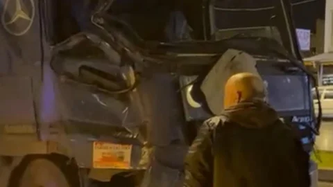 Mersin'de Tır Kazası: 2 Yaralı