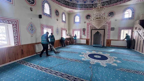 Hınıs'ta Camilerde Temizlik Faaliyeti