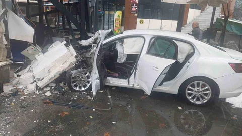 Bingöl'de Otomobil İş Yerine Girdi