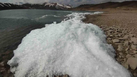 Van'da Dalgalar Dondu