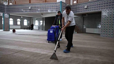 Zonguldak'ta Camilerde Temizlik Çalışmaları Devam Ediyor