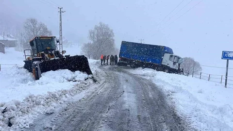 Muş'ta Tır İş Makinesine Çarptı