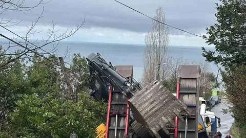 Kozlu'da Kepçe Dorseyi Devrildi