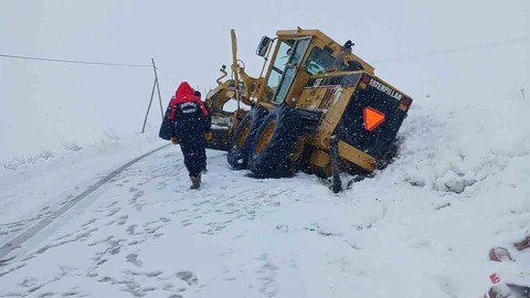 Arpalı'da İş Makinesi Kara Saplandı