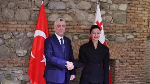 Tiflis'te Bakan Bolat Görüşme Yaptı