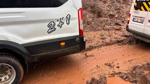 Heyelan Sonrası Kurtarılan Servis Aracı