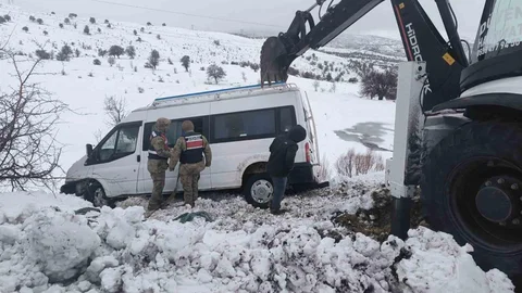 Elazığ'da Şarampole Sürüklenen Minibüs Kurtarıldı