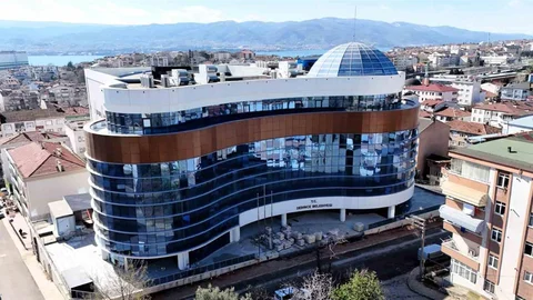 Derince'de Yeni Belediye Binası Tamamlanıyor