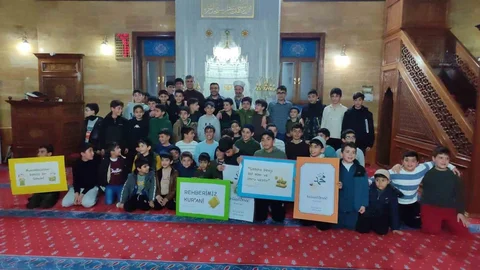 Ahlat’ta Öğrenciler Teravihte Buluştu