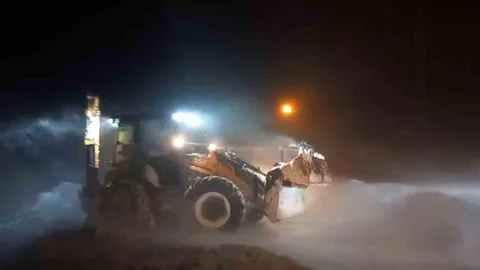 Bayburt'ta Fırtına Nedeniyle Taksi Mahsur Kaldı