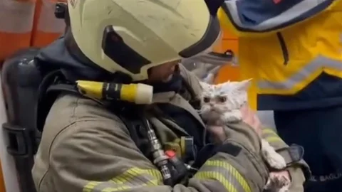 Fatih'te Metruk Binada Yangın Çıktı