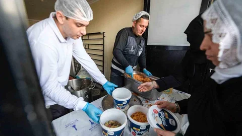 İzmir'de İftar Bereketi Dağıtılıyor