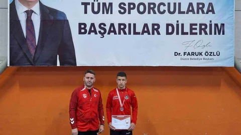 Düzce'den Güreşte Gümüş Madalya