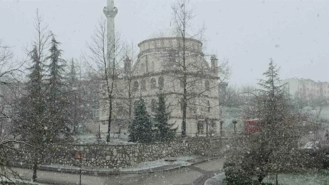 Düzce'de Yoğun Kar Yağışı Etkili Oluyor