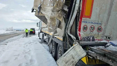 Adilcevaz'da Tır Çarpışması Oldu