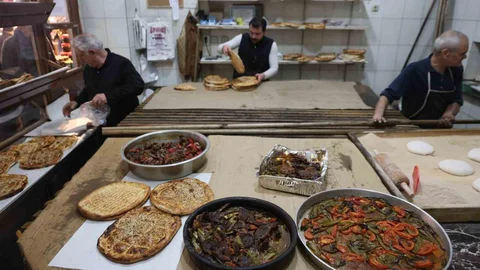 Elazığ'da Fırıncılar Ramazan Mesaisinde Yoğun Çalışıyor