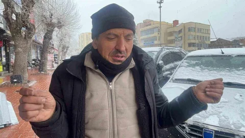 Kütahya'da Seyyar Satıcı Sobasıyla Isınıyor