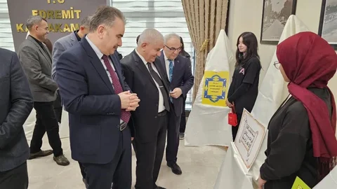 Edremit'te Hat ve Tezhip Yarışması Ödülleri Verildi