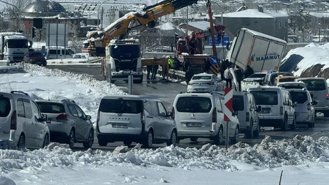 Tuşba'da Tır Kazası Sonrası Uzun Araç Kuyruğu