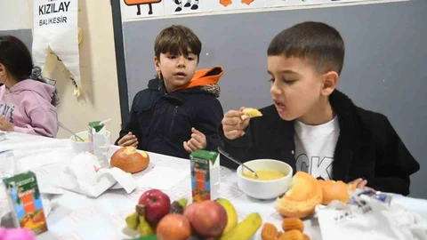 Sındırgı'da Geleneksel Çocuk İftarı