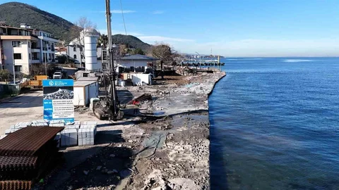 Ulaşlı Sahilinde Fırtınaya Karşı Önlemler Alınıyor