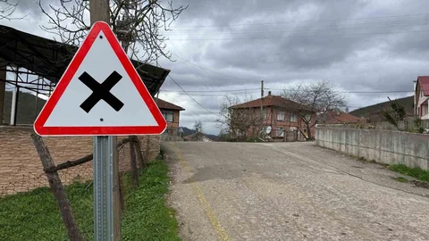 Düzce'de Köy Yollarında Tabela Yenileme Çalışmaları