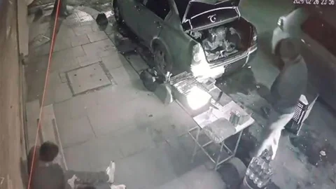 Sultangazi'de Kaldırıma Ateş Açıldı