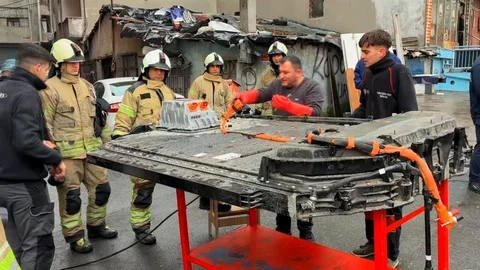Sarıyer'de Elektrikli Araçta Batarya Parlaması