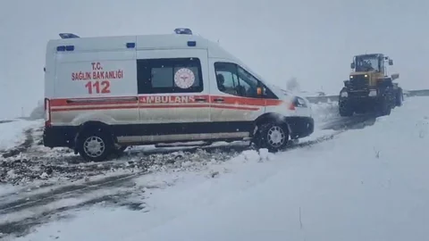 Kars'ta Ambulanslar Karla Mahsur Kaldı