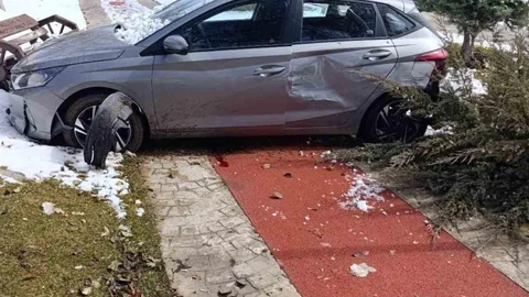 Elazığ'da Kaldırıma Çıkan Araç Kazası