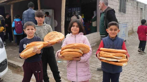 Kırköy Beldesinde Ekmek Dağıtımı Devam Ediyor