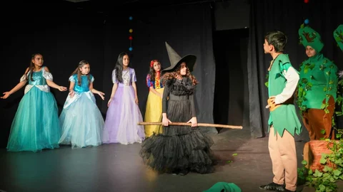 Tarsus'ta Çocuklardan Anlamlı Tiyatro Performansı