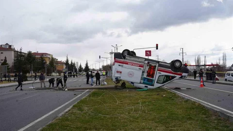 Ambulans ve Hafif Ticari Araç Çarpıştı