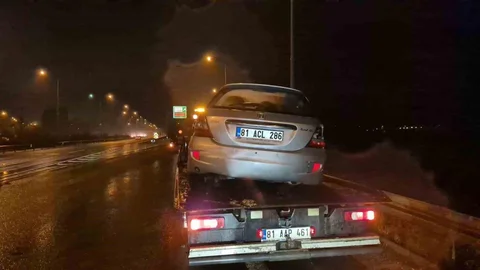 Düzce'de Otomobil Bariyerlere Çarptı