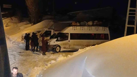 Iğdır'da Mahsur Kalan Öğrenci Servisi Kurtarıldı